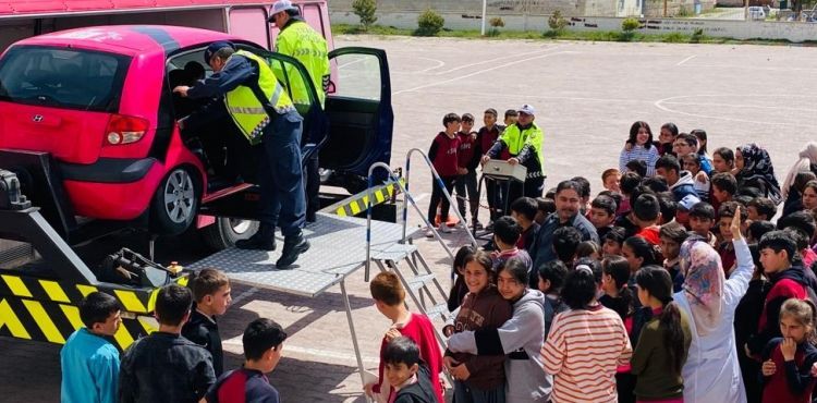 2 bin 230 öğrenciye karayolu trafik haftası ile ilgili bilgilendirme yapıldı
