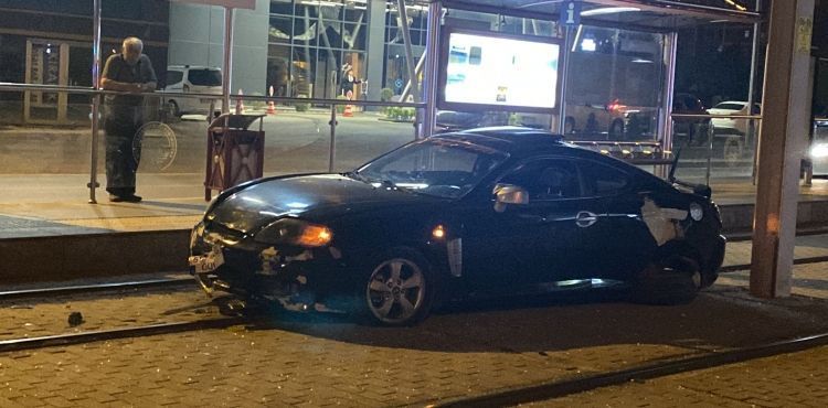 Tramvay durağına giren aracın sürücüsü yaralandı