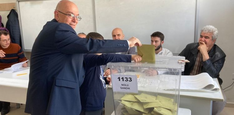 Milletvekili Adayı Özden, oyunu kullandı