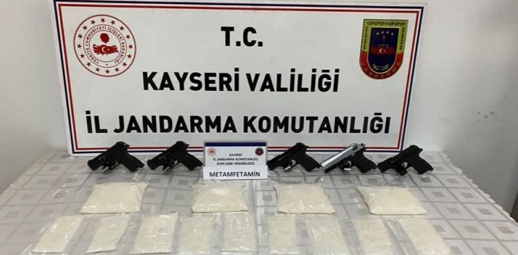 Kombi cihaz ierisinde 3 kilo uyuturucuyu madde bulundu 