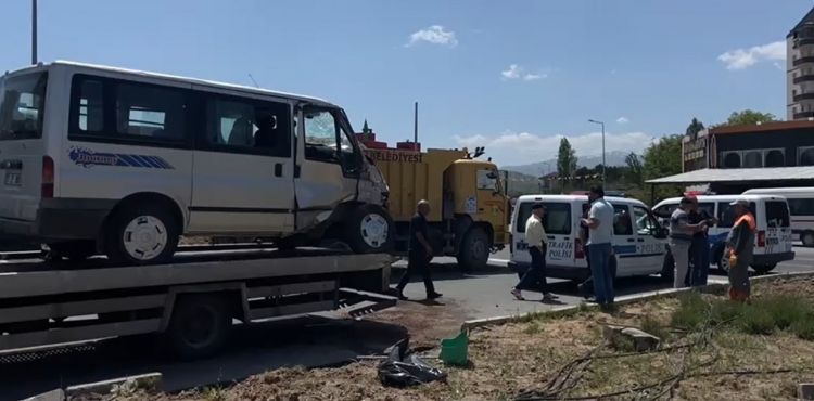 Servis aracı ve minibüs çarpıştı: 6 yaralı