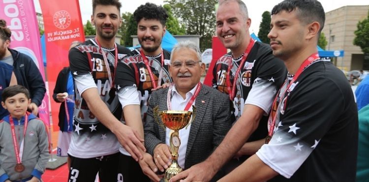 BAŞKAN BÜYÜKKILIÇ, BASKETBOL TURNUVASINDA GENÇLERİN COŞKUSUNA ORTAK OLDU