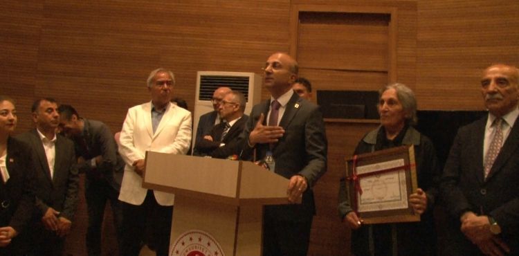 CHP Milletvekili Aşkın Genç, mazbatasını aldı