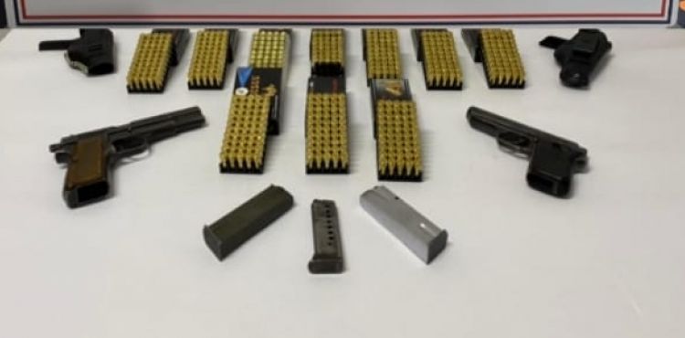 Evinde ruhsatsız tabanca bulunan 2 şüpheli yakalandı
