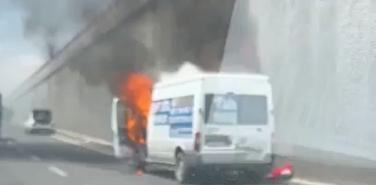 Kayseri’de minibüs alev topuna döndü