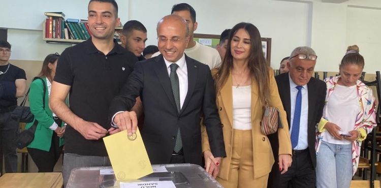 CHP’li Aşkın Genç ve eşi Zahide Genç oyunu kullandı