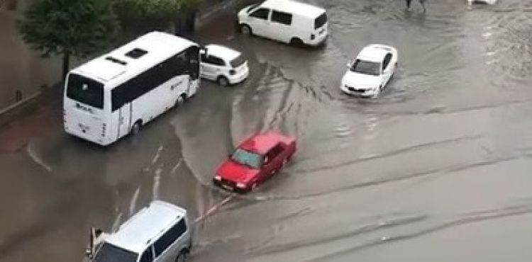 Şiddetli yağış sele dönüştü