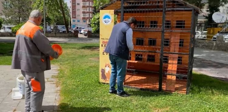 MELİKGAZİ SOKAKLARDAKİ CAN DOSTLAR İÇİN KEDİ EVLERİ YAPTI