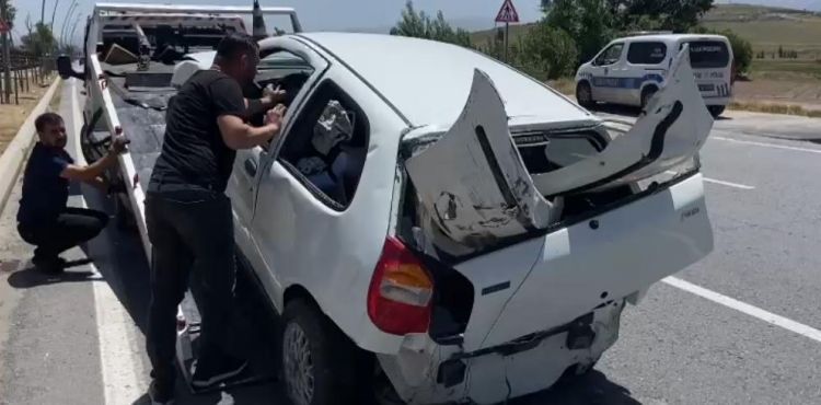 Yoldan çıkan araç, kanal boyundaki koruma demirlerine çarparak durabildi
