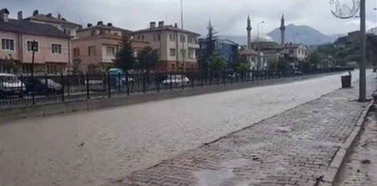 Şiddetli yağış sele dönüştü
