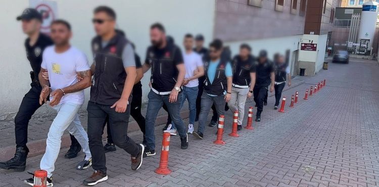 Midelerinde uyuşturucu gizleyen şüpheliler adliyeye sevk edildi