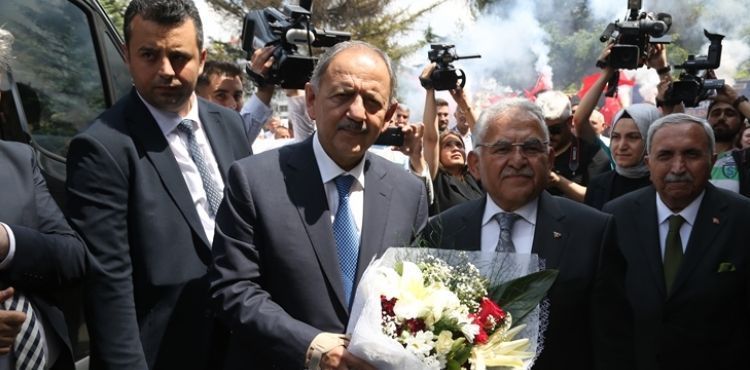 BAKAN ÖZHASEKİ’YE BÜYÜKŞEHİR’DE COŞKULU KARŞILAMA