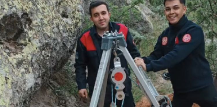 BÜYÜKŞEHİR İTFAİYESİ’NDEN 2 SAATLİK KEÇİ KURTARMA OPERASYONU