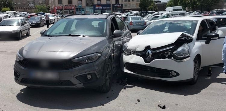 İki aracın çarpışması sonucu maddi hasar