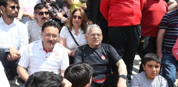 VALİ ÇİÇEK VE BAŞKAN BÜYÜKKILIÇ GENÇLERLE SOĞANLI’NIN GÜZELLİKLERİNİ PAYLAŞTI