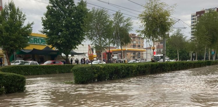 Sağanak yağış hayatı olumsuz etkiledi