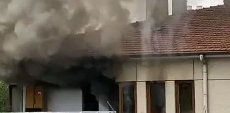 Apartmanın son katında yangın çıktı