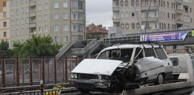 Direksiyon hakimiyetini kaybeden sürücü bariyere çarptı