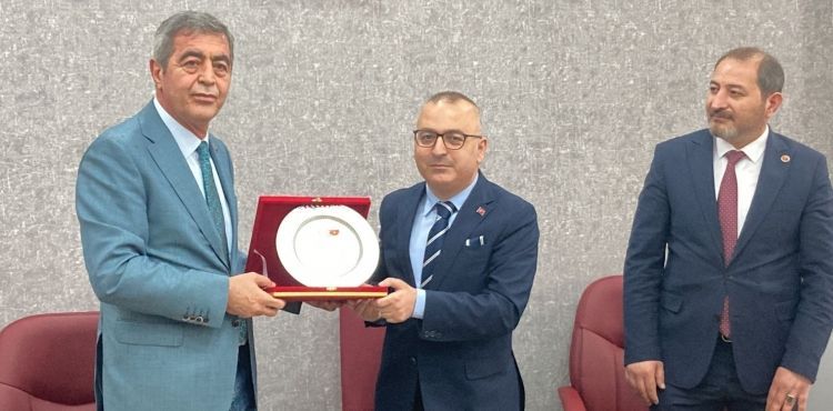 İYİ Partili Yücel ve Türk’e teşekkür plaketi