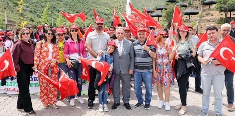 MESİRE ALANINDA YÜRÜDÜLER, ÇEVREYE DİKKAT ÇEKTİLER