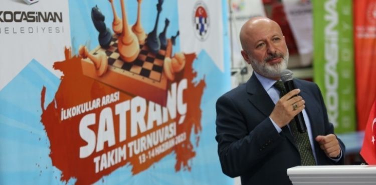 BAŞKAN ÇOLAKBAYRAKDAR, SATRANÇ TURNUVASININ ÖDÜLLERİNİ VERDİ