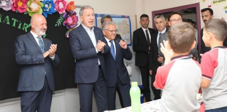BAŞKAN ÇOLAKBAYRAKDAR, KARNE SEVİNCİ YAŞAYAN ÖĞRENCİLERİ TEBRİK EDİP, BAŞARILAR DİLEDİ