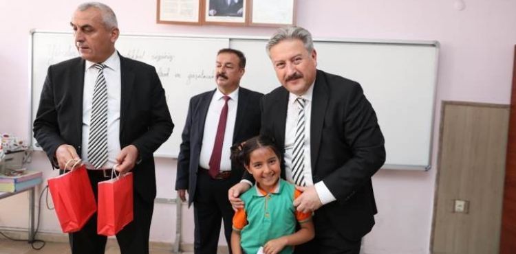 BAŞKAN PALANCIOĞLU, MİNİK ÖĞRENCİLERİN KARNELERİNİ VERDİ