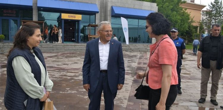 FUAR ZİYARETİNDE DEPREMZEDE ESNAFTAN BAŞKAN BÜYÜKKILIÇ’A: “SİZLERİ HEP ÖRNEK GÖSTERDİK”