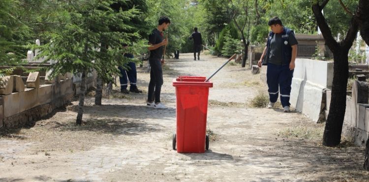 ncesu mezarlklarnda bayram temizlii