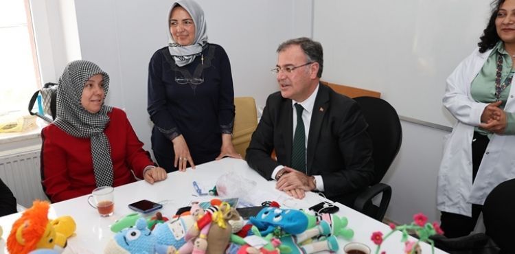 KADINLAR ÖĞRENİYOR, ÜRETİYOR, SOSYALLEŞİYOR