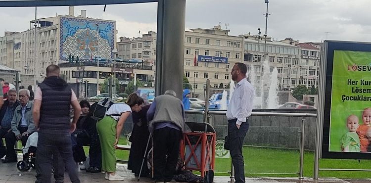 Dilenci kadının para istediği adam, 'Elin-ayağın tutuyor' deyip saldırdı