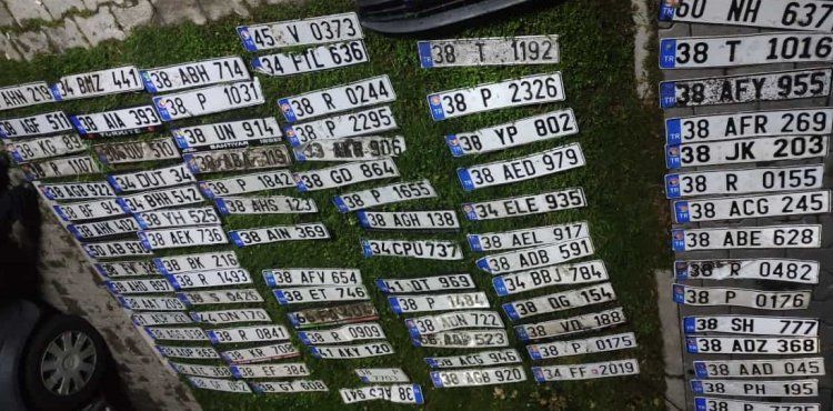 Kayseri OSB'de yağış nedeniyle araç plakaları düştü