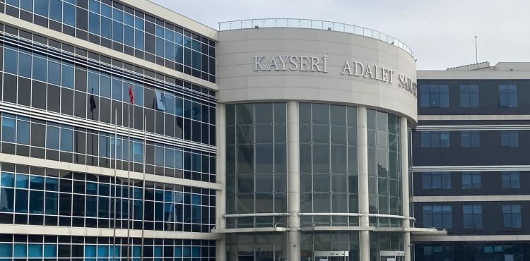 Kendisini polis olarak tanıtıp gasp yapan şahsın yargılanmasına devam edildi