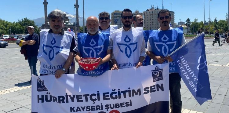 Hürriyetçi Eğitim-Sen Genel Başkan Yardımcısı Ali İhsan Öztürk, üyelerine susmaları için dut yedirdi