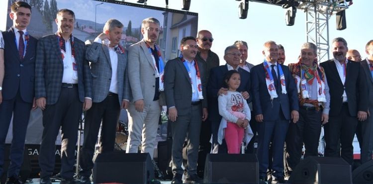 VALİ ÇİÇEK VE BAŞKAN BÜYÜKKILIÇ, AKKIŞLA YOĞURT BAYRAMI VE KİLİM FESTİVALİ’NDE VATANDAŞLA BULUŞTU