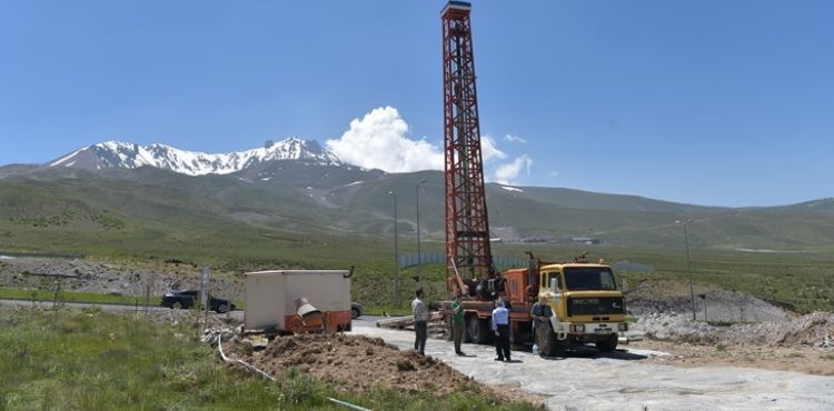 BAŞKAN BÜYÜKKILIÇ, SICAK SU SONDAJ ÇALIŞMALARINI İNCELEDİ