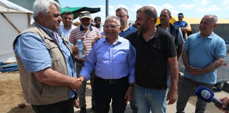 BAŞKAN BÜYÜKKILIÇ, KURBAN PAZARINDA SIKI PAZARLIĞA KATILDI