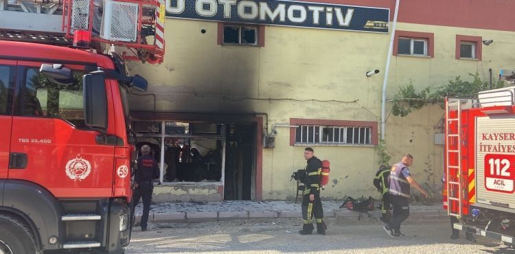 6 aracın küle döndüğü galeri dükkanında hasar büyük