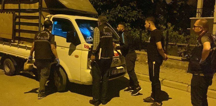 Çarşaflı 3 kişi motorsiklet kasasından pompalı silahla aracı kurşunladı