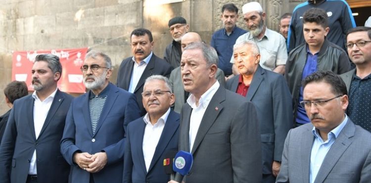 BAŞKAN BÜYÜKKILIÇ, BAYRAM NAMAZI SONRASI VATANDAŞLA BAYRAMLAŞTI