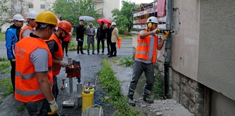TALAS’TA KAROT ALINIYOR, RİSKLİ YAPILAR TESPİT EDİLİYOR