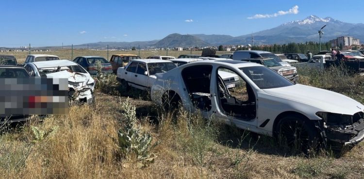 Anız yangını, otoparktaki 3 aracı yaktı