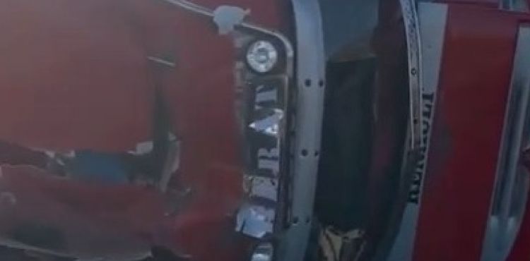 Direksiyon hakimiyetini kaybeden TIR sürücüsü taşıdığı iş makinesiyle devrildi
