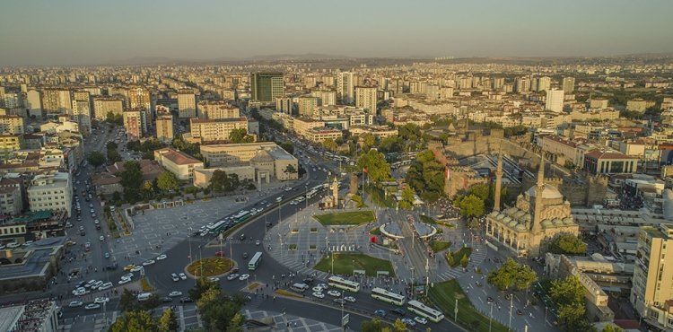 16 ile 714 mahalle bulunan Kayseride Nfusu en byk ile Melikgazi