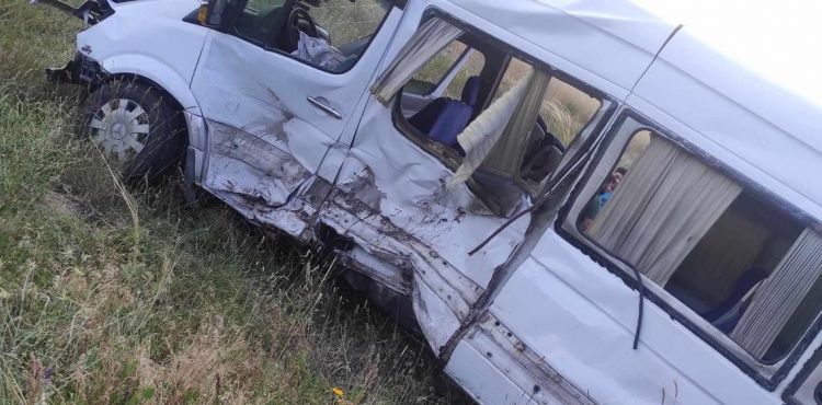 Ticari araç ile işçi servisi çarpıştı: 21 yaralı