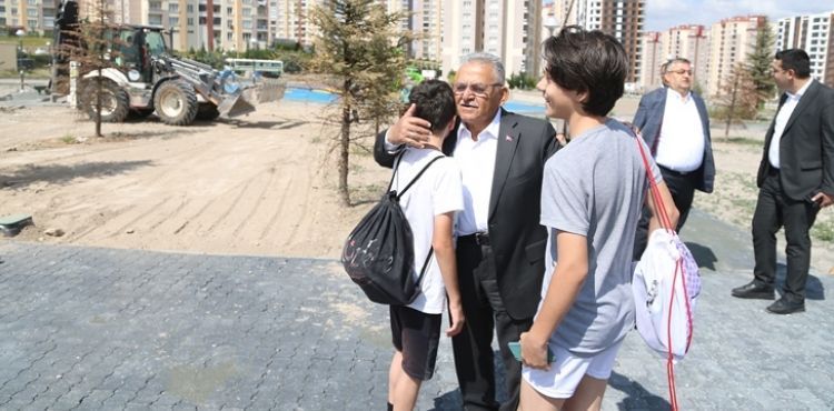 YEŞİLYURT PARK ALANI’NDA İNCELEME YAPAN BAŞKAN BÜYÜKKILIÇ, GENÇLERLE BULUŞTU