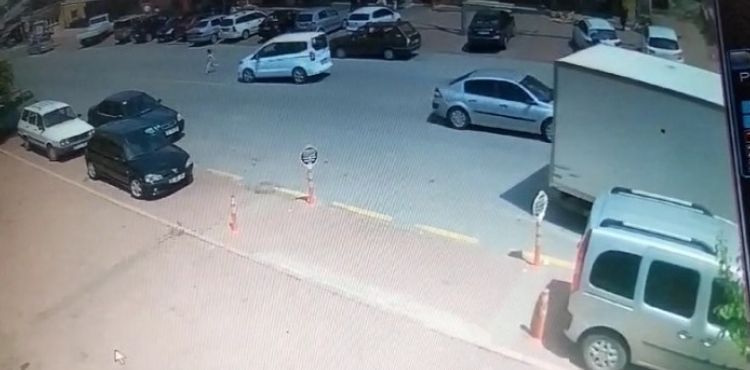 Karşıdan karşıya geçen çocuğa araba çarptı
