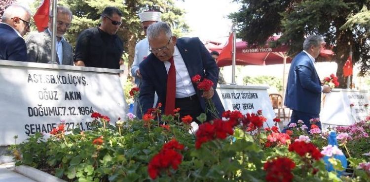 BÜYÜKKILIÇ’TAN, KAHRAMANLIK DESTANININ YIL DÖNÜMÜNDE ŞEHİTLİKLERE ZİYARET