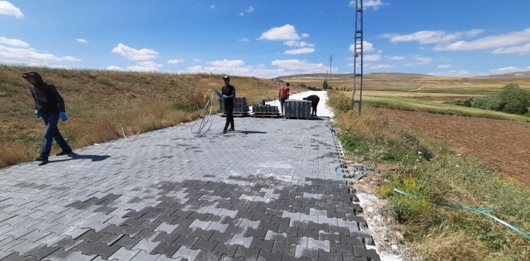 KİLİT PARKE YOL YAPIM ÇALIŞMALARI TOPSÖĞÜT MAHALLESİNDE SÜRÜYOR