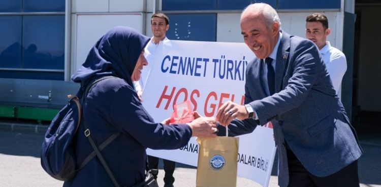 Gurbetçi vatandaşlar güllerle karşılandı